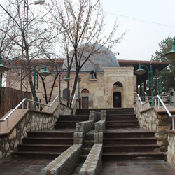 مسجد و مقبره طاووس بابا