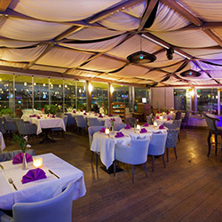 بار و رستوران پشت بام پیر لوتی