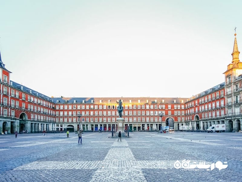 ۸. میدان مایور (Plaza Mayor) از بهترین کارهایی که می توانید در مادرید انجام دهید