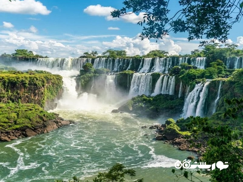 9. آبشارهای ایگوآزو (Iguazu Falls)، آرژانتین و برزیل