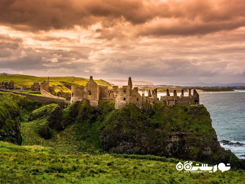 3- قلعه دانلوس (Dunluce Castle) در شهرستان آنتریم (Antrim)، ایرلند شمالی 