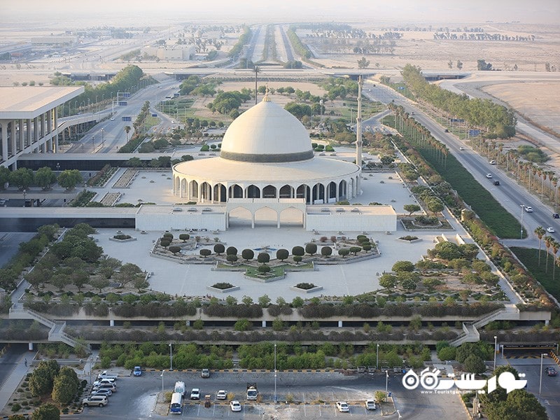 1. فرودگاه بین المللی ملک فهد (DMM) (774 کیلومتر مربع)