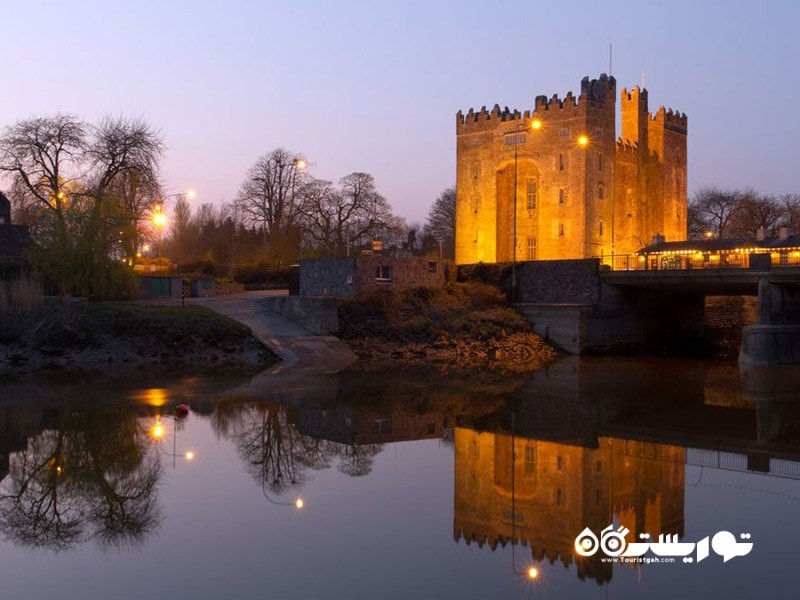 1- قلعه بونراتی (Bunratty Castle) در شهرستان کلر (Clare)، ایرلند