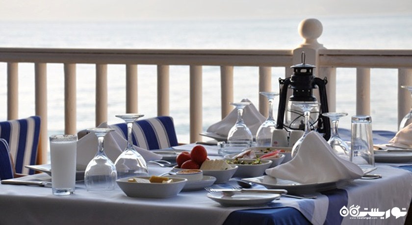 رستوران با چشم انداز دریا هتل