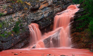  آبشاری جادویی که به صورت طبیعی رنگ صورتی روشن دارد