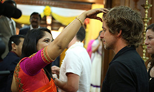 آیا می دانستید می توانید با تهیه بلیط در یک عروسی سنتی هندی شرکت کنید؟