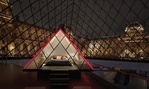 ایر بی ان بی از شما دعوت می کند تا داخل هرم شیشه ای موزه لوور بخوابید