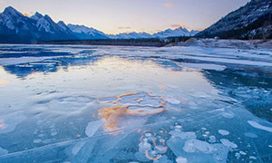 راهنمای سفر برای عکاسی از حباب های یخ زده در دریاچه آبراهام، آلبرتا، کانادا
