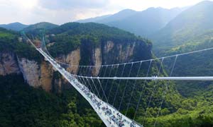 افتتاح بلندترین و طولانی ترین پل شیشه ای جهان در چین