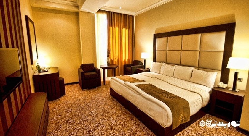 نمای تخت بزرگ اتاق کامفورت