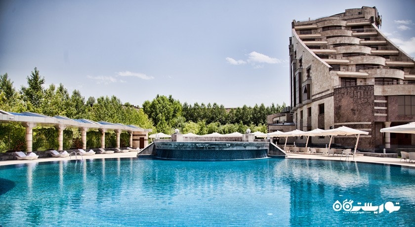 استخر روباز هتل مولتی گرند