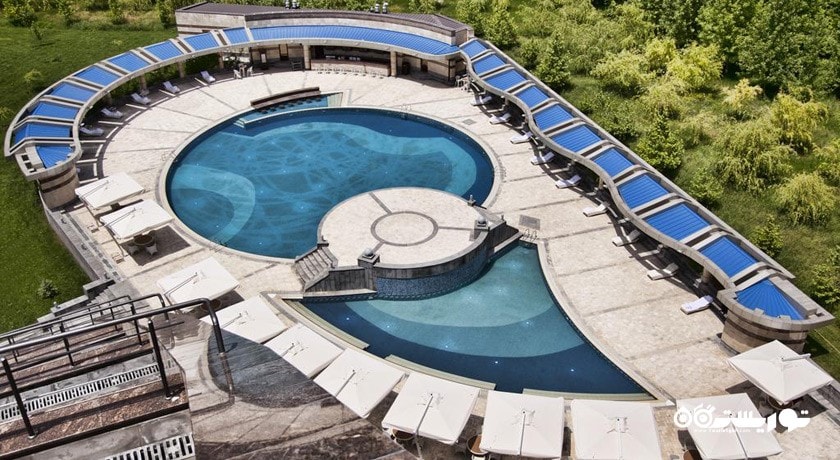 دورنمای جالب از استخر روباز هتل