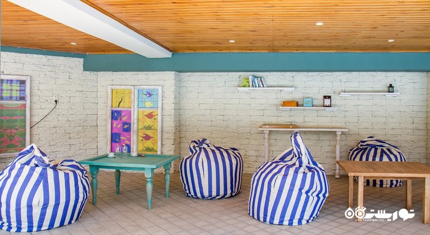 محوطه نشیمن در کنار استخر