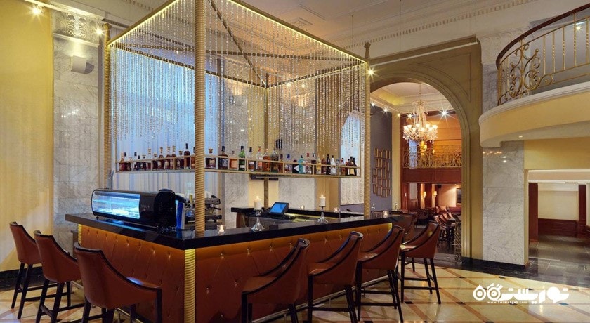 نمایی از بار و لانج کریستال