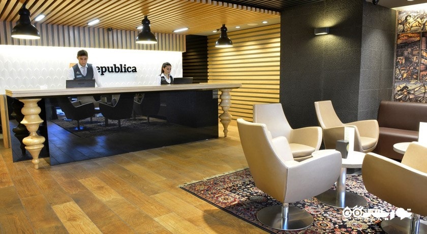 میز پذیرش هتل ریپابلیکا