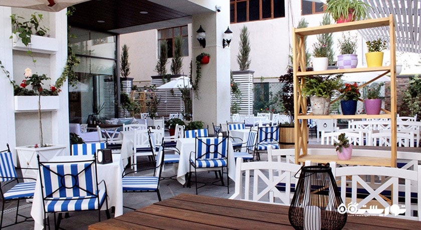 محوطه فضای باز کافه گیاردینو