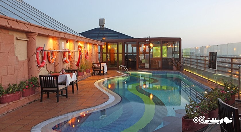 استخر روباز روی پشت بام هتل