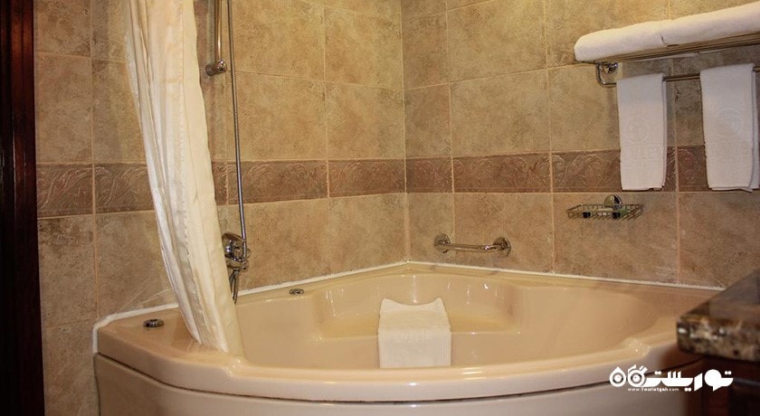 نمایی از وان جکوزی سوئیت هتل