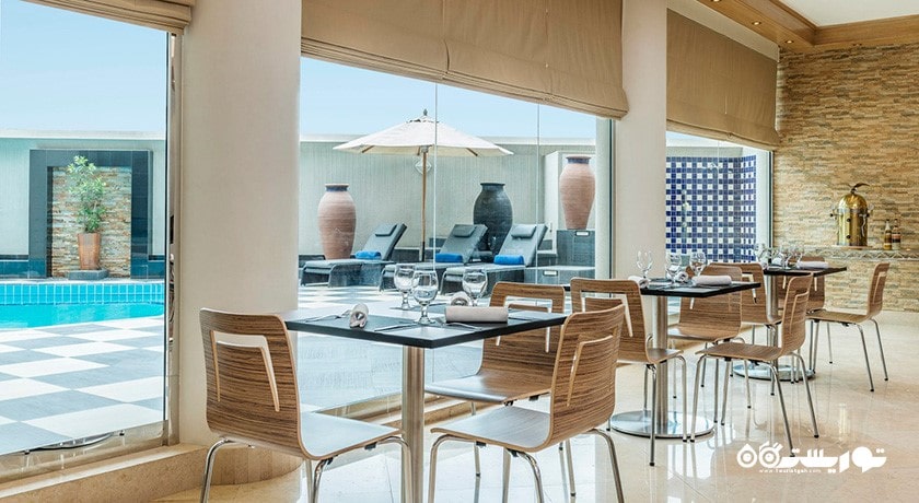 نمای کافه کنار استخر پتیت