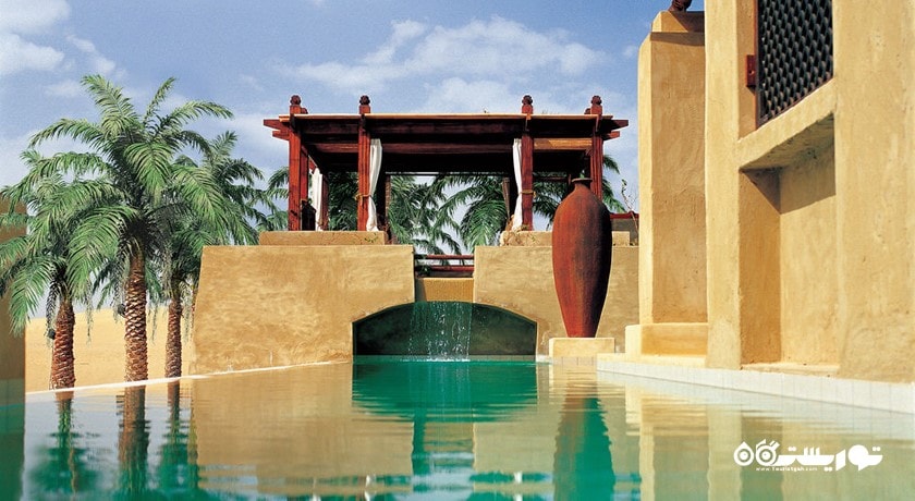نمایی دیگر از استخر روباز هتل