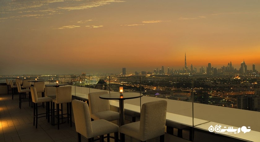 چشم انداز زیبایی غروب از تراس هیو لانج