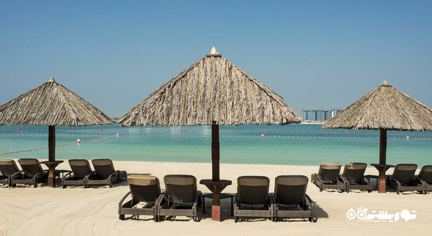 تخت های حمام آفتاب در ساحل هتل