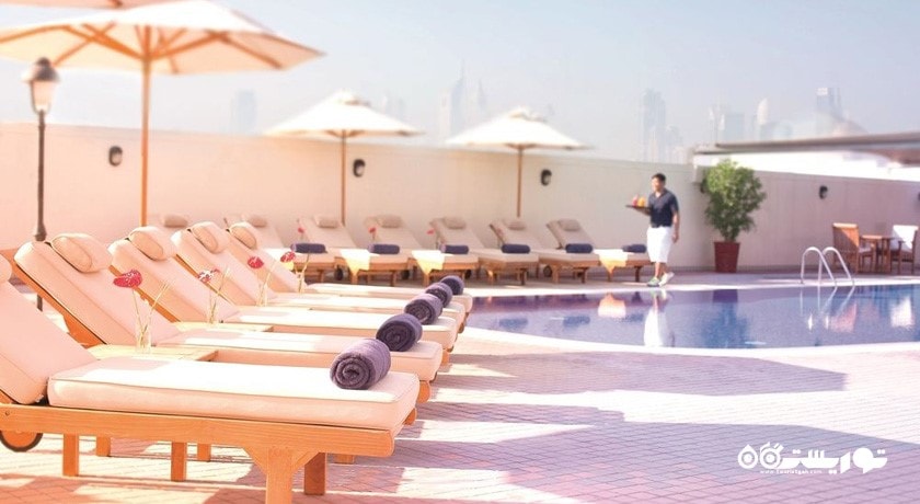 نمای پول هاوس و  استخر روباز هتل