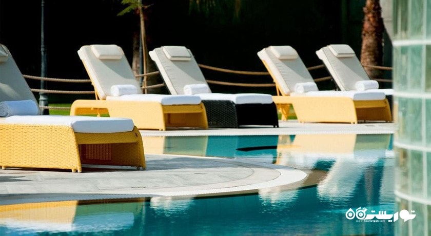 تخت های استراحت کنار استخر روباز