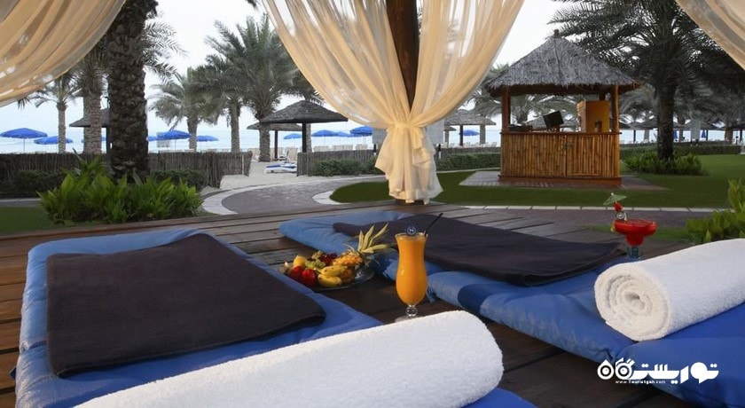 تخت های استراحت در فضای سبز هتل