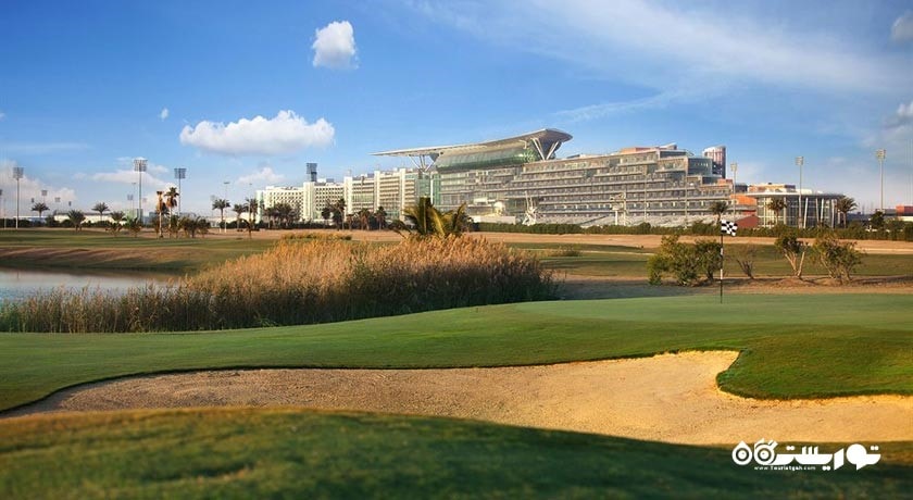 نمای زمین گلف و ساختمان هتل