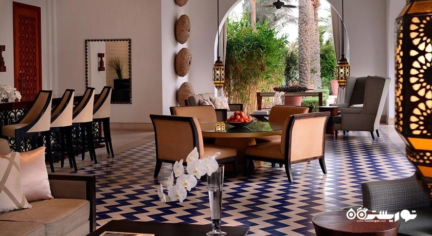 محوطه نشیمن پول بار هتل