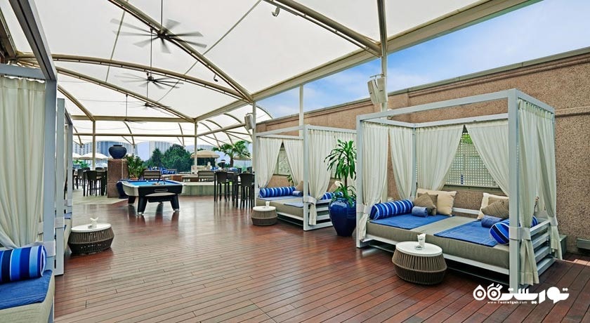 تخت های استراحت در کنار استخر