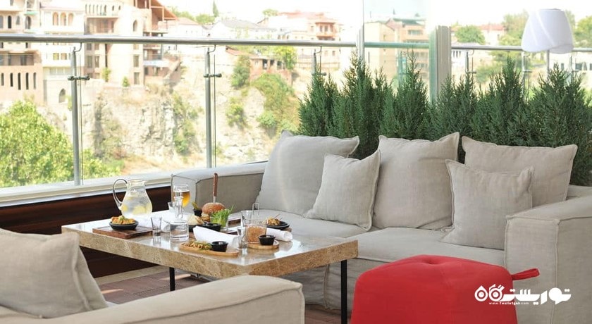 محوطه نشیمن در فضای باز بار اسکای