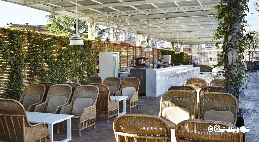 نمایی از بار کنار استخر پول تراس