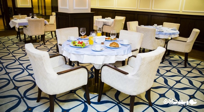 محوطه نشیمن رستوران بریکفست
