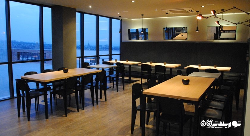 نمای کلی رستوران تراس بام