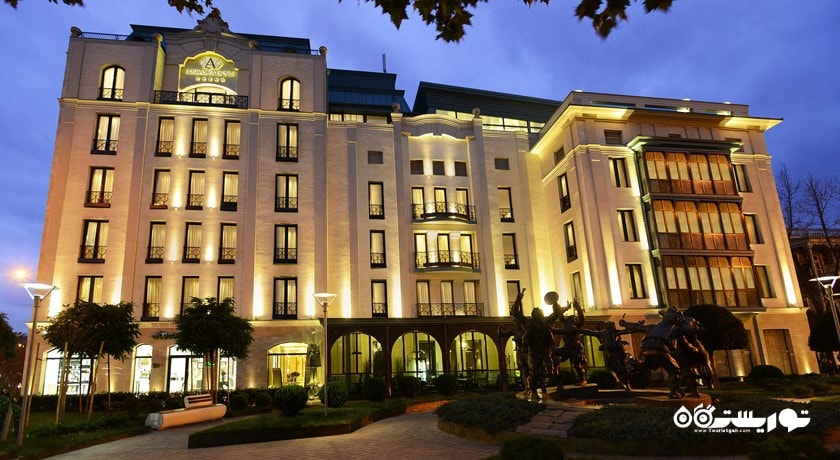 نمای شب هتل امبسدوری تفلیس