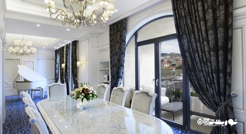 میز غذاخوری بزرگ سوئیت رویال