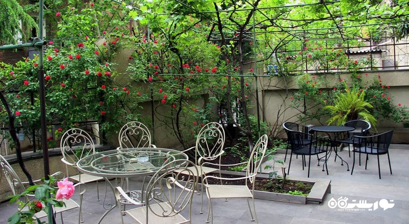 محوطه نشیمن در فضای باز