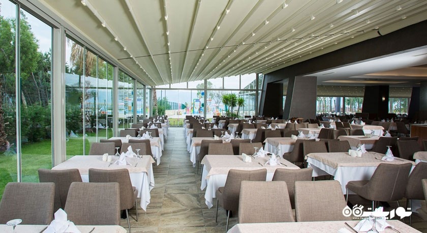 محوطه فضای بار رستوران نئوپلیس