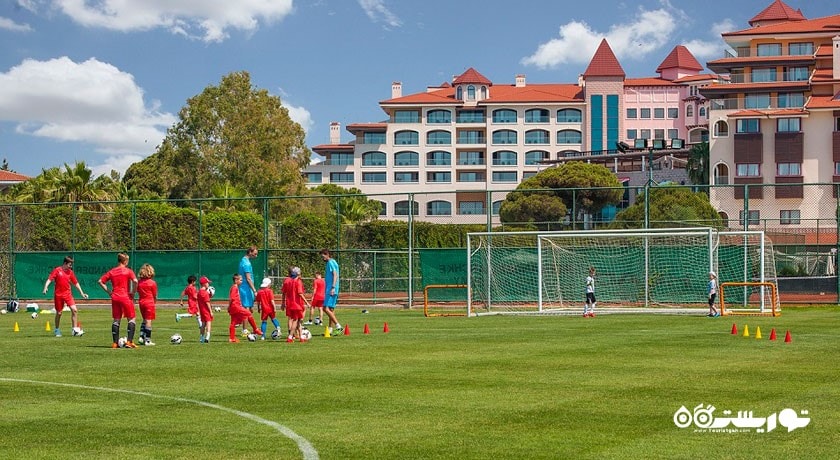 زمین فوتبال هتل سیرنا بلک