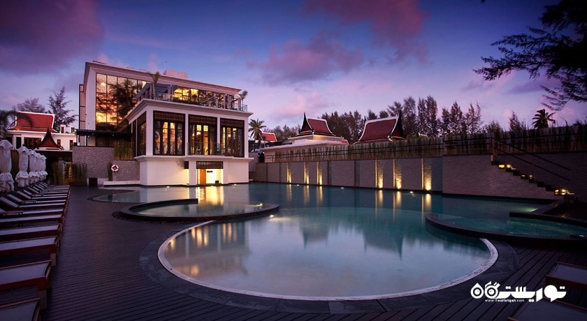 چشم انداز شب از استخر روباز هتل