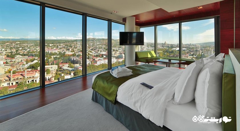 نمای تخت بزرگ اتاق اگزکیوتیو