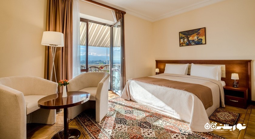 نمای تخت بزرگ اتاق دلوکس