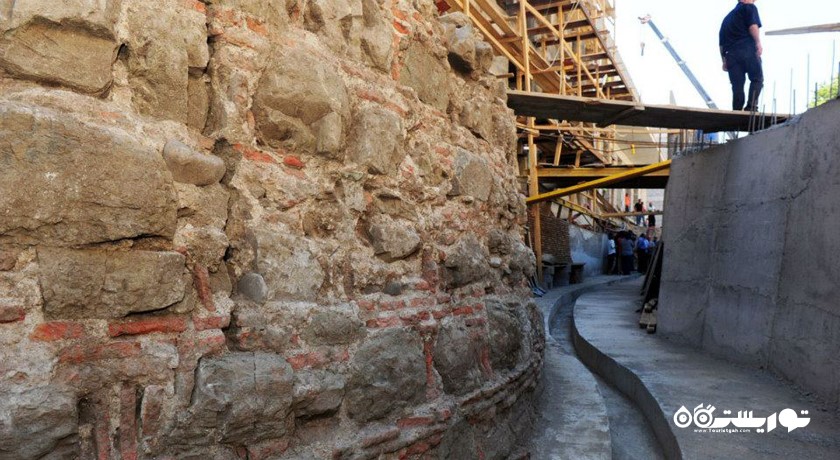  دیوار شهر قدیمی در خیابان پوشکین تفلیس شهر گرجستان کشور تفلیس