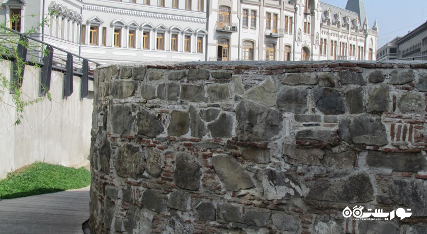  دیوار شهر قدیمی در خیابان پوشکین تفلیس شهر گرجستان کشور تفلیس