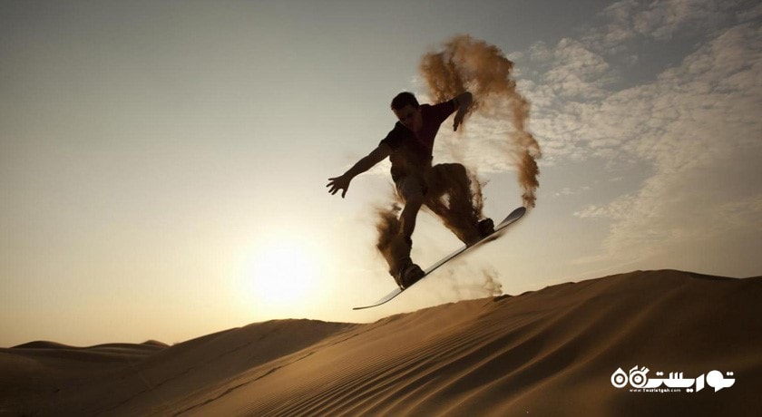 سرگرمی سند بوردینگ یا شن سواری دبی شهر امارات متحده عربی کشور دبی