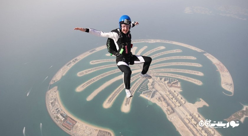 سرگرمی اسکای دایوینگ یا چتر بازی شهر امارات متحده عربی کشور دبی