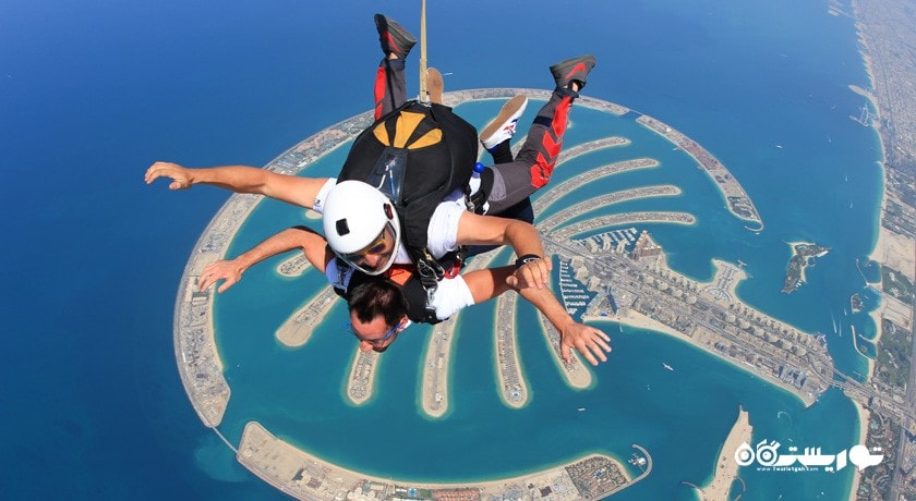 سرگرمی اسکای دایوینگ یا چتر بازی شهر امارات متحده عربی کشور دبی