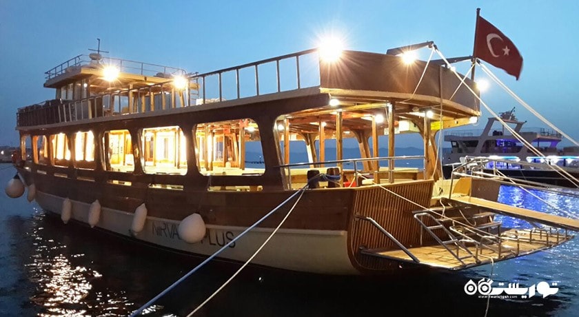 سرگرمی  قایق سواری در ازمیر شهر ترکیه کشور ازمیر